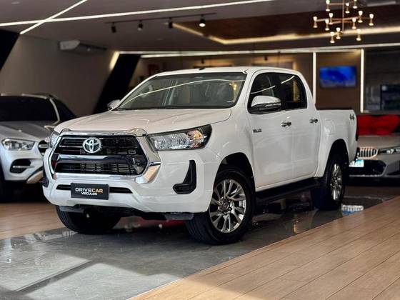 TOYOTA HILUX 2.8 D-4D TURBO DIESEL CD POWER PACK 4X4 MANUAL